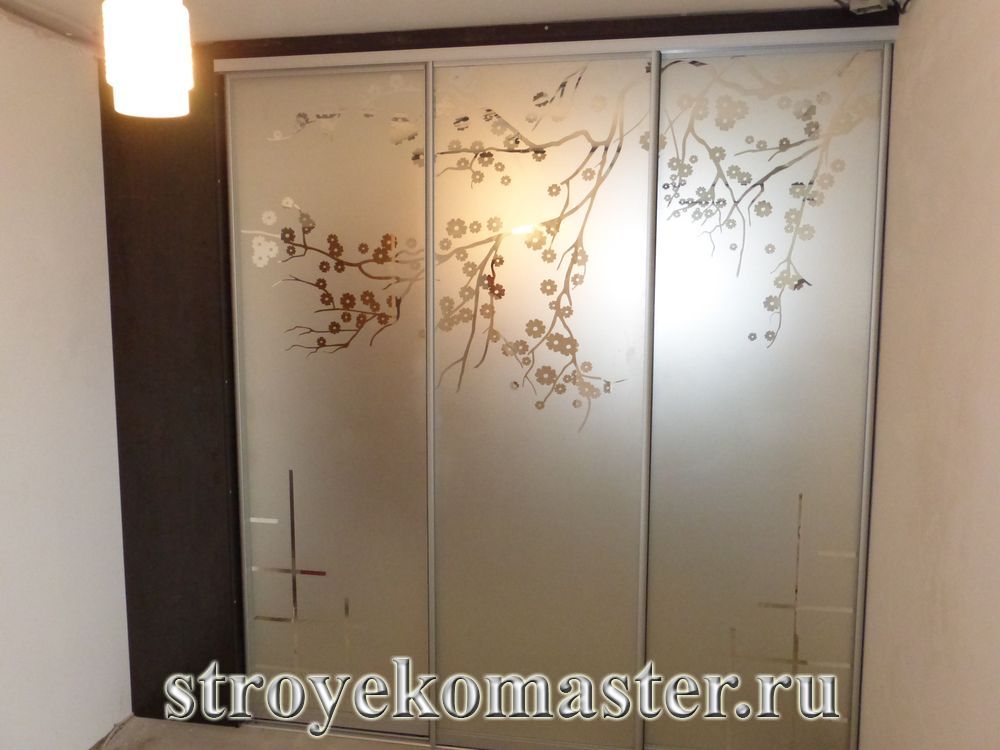 Шкаф купе в прихожей с пескоструйным рисунком. Таганрог
